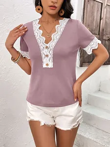 Dettaglio top in maglia a nido d'ape viola con pizzo bianco e scollo a V per donna