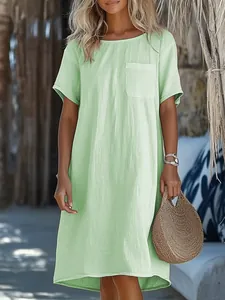 Casual mintgroene jurk met korte mouwen, ronde hals en een borstzakje.