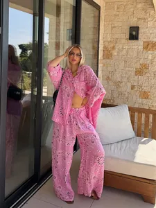 Schickes zweiteiliges Loungewear-Set mit Bandana-Print, Hemd und weiter Hose in Rosa