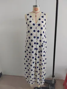 Primo piano di un abito retrò a pois blu senza maniche con scollo a V e tasche laterali