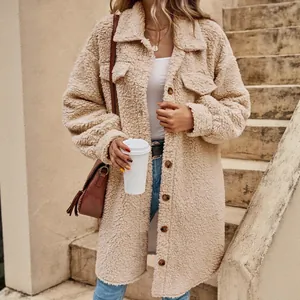 Abrigo largo de forro polar beige con botones y cuello de solapa