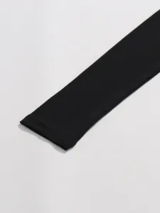 Dettaglio ravvicinato di un polsino a maniche lunghe nero con trama del tessuto visibile