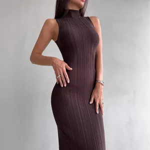 Elegante bruine geribbelde mouwloze bodycon maxi-jurk met opstaande kraag voor dames