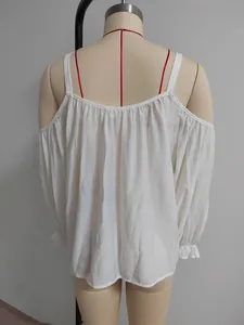 Detail-Rückansicht einer weißen schulterfreien Boho-Bluse mit dünnen Spaghettiträgern