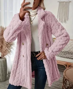 Gros plan sur un manteau en peluche rose pour femme avec boutons à double boutonnage