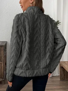 Vue arrière détaillée d'un sweat-shirt en peluche gris avec texture jacquard en diamant
