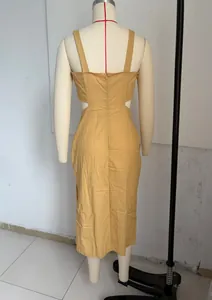 Elegante abito longuette giallo senape con spalline sottili e ritagli su manichino