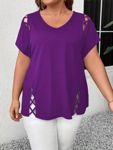Détail du haut violet grande taille à col en V avec découpes croisées aux épaules