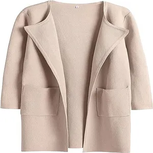 Vista ravvicinata di un cardigan in maglia beige con revers e dettagli tasca.