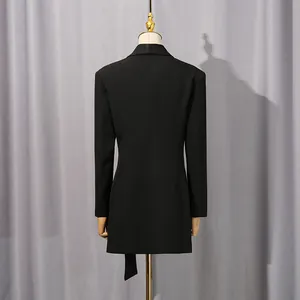 Vue arrière d'un élégant blazer noir cintré pour femme au style chic et moderne