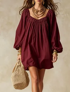Robe courte bohème bordeaux avec manches lanternes et une texture plissée élégante.