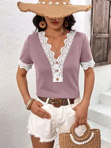 Dettaglio del top in maglia a nido d'ape color malva con pizzo bianco sullo scollo a V e maniche