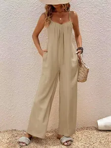 Vista completa di una tuta casual con scollo a V e gamba larga in colore beige kaki