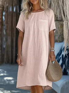 Casual roze midi-jurk met korte mouwen en een borstzakje in een buitenomgeving