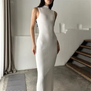 Elegante witte mouwloze maxi-jurk met hoge nek en een zeer nauwsluitende pasvorm.