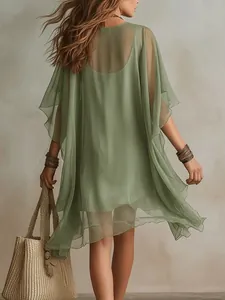 Rückansicht eines salbeigrünen Strand-Chiffon-Überwurfs mit fließenden Ärmeln.