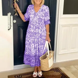 Elegantes langes Kleid für Damen in Violett und Weiß mit floralem Batik-Muster