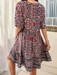 Detaillierte Rückansicht eines Sommerkleids für Damen mit Paisley-Print-Muster Stoff