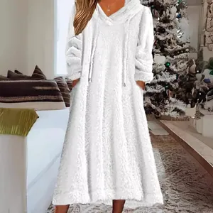 Robe midi blanche en polaire à capuche et manches longues pour détente à la maison