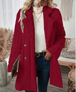 Vue complète du manteau en peluche rouge à double boutonnage pour femme avec col tailleur
