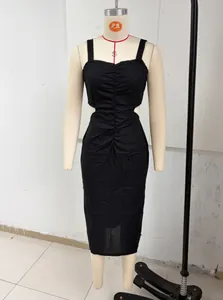 Elegante abito midi nero con arricciature e ritagli in vita su un manichino