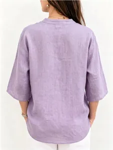 Vista posterior detallada de una camisa de lino lavanda holgada para mujer en verano