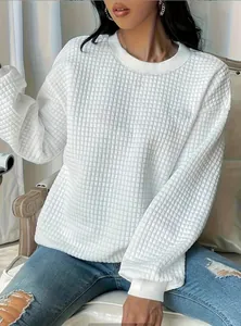 Détail de texture gaufrée blanche sur sweat-shirt décontracté à col rond pour femme