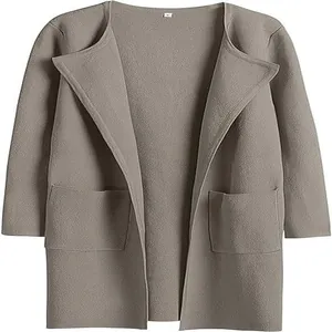 Cardigan elegante in maglia da donna con rever e ampie tasche in grigio talpa alla moda