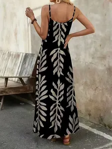 Vista trasera de un vestido largo bohemio con estampado de hojas y tirantes finos