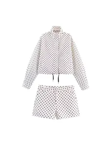 Modisches Damen-Zweiteiler-Set mit schwarzer Polka-Dot-Jacke und passenden Mini-Shorts