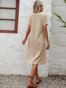 Vue arrière détaillée d'une robe midi beige en coton et lin à manches courtes amples