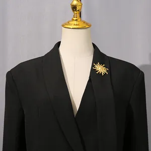 Détail d'un blazer noir élégant de style coréen sur un mannequin professionnel
