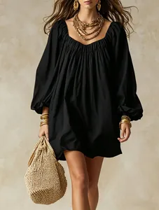 Détail d'une mini-robe bohème noire avec manches lanternes et texture
