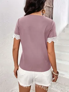 Dettaglio vista posteriore top in maglia nido d'ape malva con bordo in pizzo bianco elegante