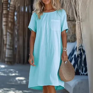 Casual lichtblauwe T-shirtjurk met korte mouwen, ronde hals en zakdetail voor dames.