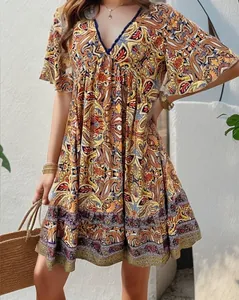 Detailansicht des böhmischen Paisleymusters auf einem stilvollen V-Ausschnitt Sommerkleid
