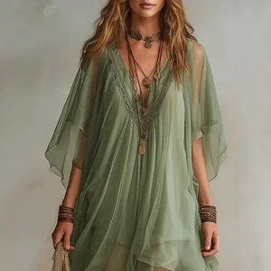 Detailaufnahme einer böhmischen grünen Chiffon-Strandtunika mit V-Ausschnitt und Stickerei