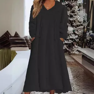 Robe maxi décontractée en peluche noire avec capuche et manches longues pour l'hiver