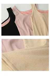 Primer plano de camiseta térmica para mujer con textura de canalé y forro polar suave