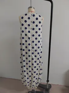 Vista posteriore di un abito lungo senza maniche a pois retrò con un elegante orlo a bolle.