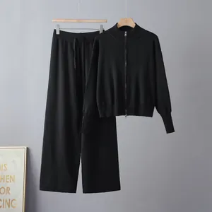 Schickes schwarzes Strickset bestehend aus einer Zip-Cardigan und einer weiten Hose