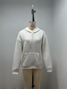 Vista detallada de una sudadera con capucha de punto gofrado blanco con mangas largas.