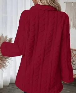 Vue arrière d'une veste en peluche rouge foncé pour femme avec texture torsadée