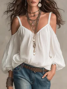 Detailansicht eines weißen schulterfreien Damenoberteils mit modischen Puffärmeln im Boho-Stil