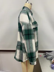 Zijprofiel van een dik groen en wit geruit overshirt voor dames op een etalagepop gemonteerd.