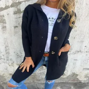 Vista completa di un elegante cardigan in maglia nera media lunghezza con grandi bottoni