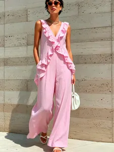Elegante tuta rosa con volant e scollo a V, perfetta per uno stile casual da vacanza estiva