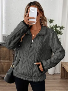 Gros plan d'un sweat-shirt gris foncé en polaire jacquard pour femme avec demi-zip