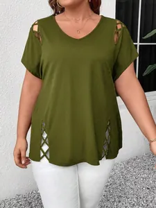 Détail du haut grande taille vert armée avec des découpes en treillis élégantes.