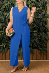 Combinaison bleu roi sans manches à col en V avec un élégant détail de nouage à la taille.